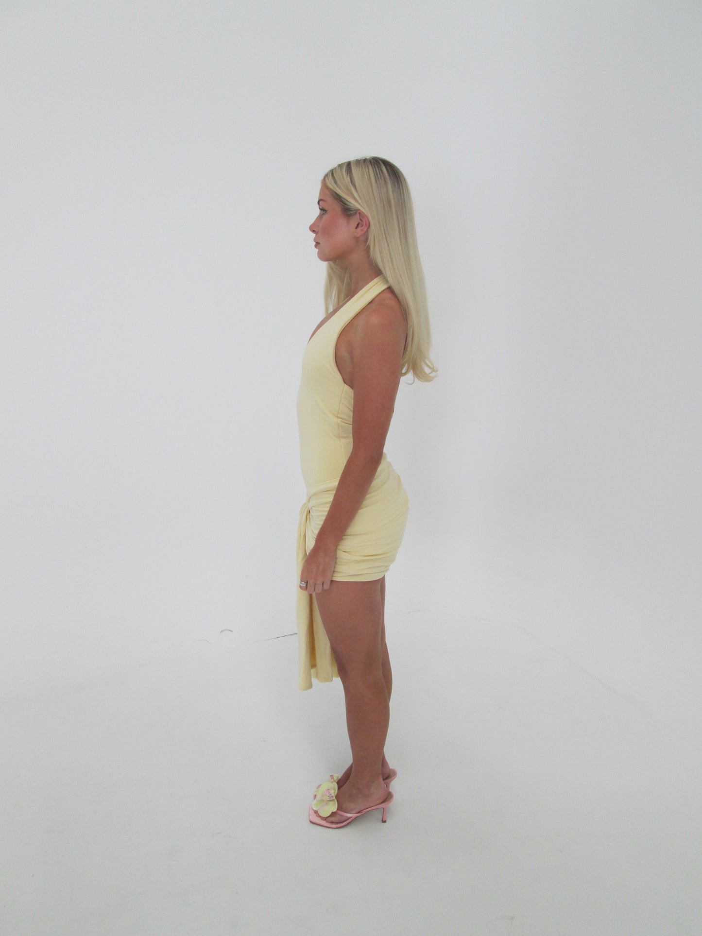 Sculpted yellow mini